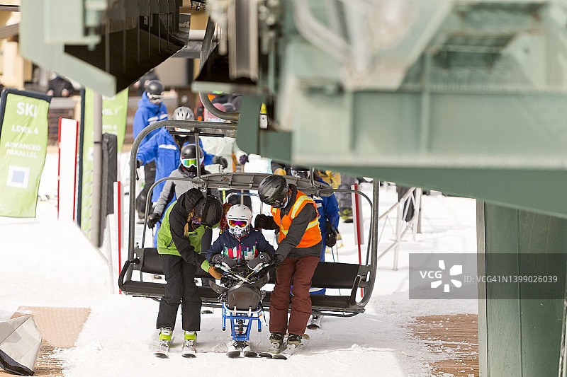 做滑雪上的活跃儿童图片素材