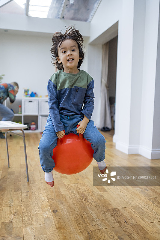 在太空跳跳球上跳跃！图片素材