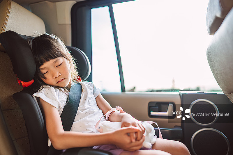 小女孩在乘车时在汽车座椅上小睡图片素材