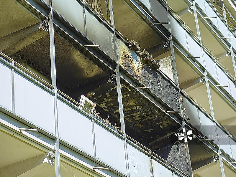 德国慕尼黑Ohmstrasse公寓楼火灾后的火灾损坏图片素材