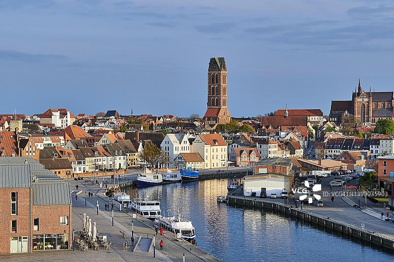 从奥勒里希仓库眺望维斯马老港，包括圣玛丽教堂和圣乔治教堂，德国梅克伦堡-西波美拉尼亚州维斯马图片素材