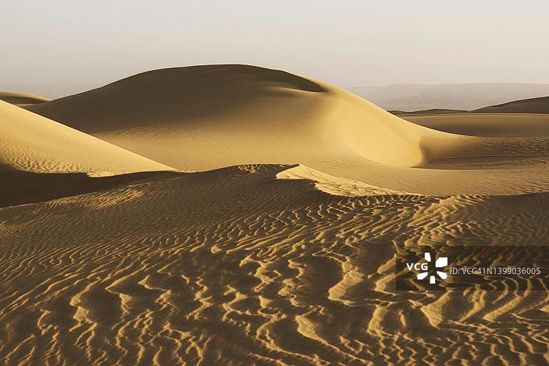 埃及拜哈里耶绿洲附近的达克图尔加德沙丘图片素材