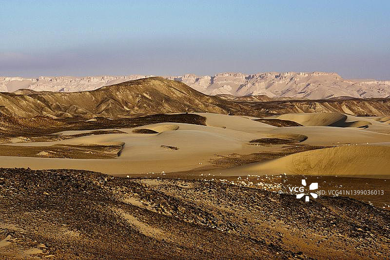 埃及哈里杰绿洲莱贝卡西部的镰刀形沙丘图片素材