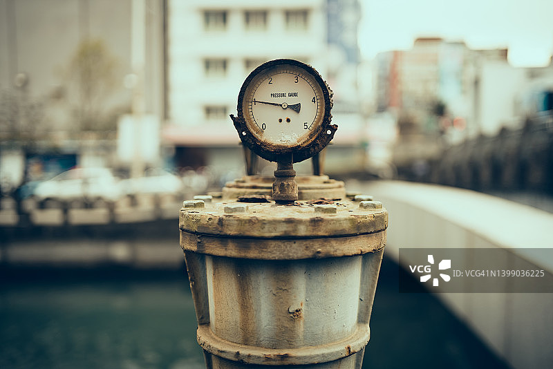 生锈的旧压力表图片素材