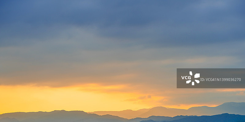 山间黄昏图片素材