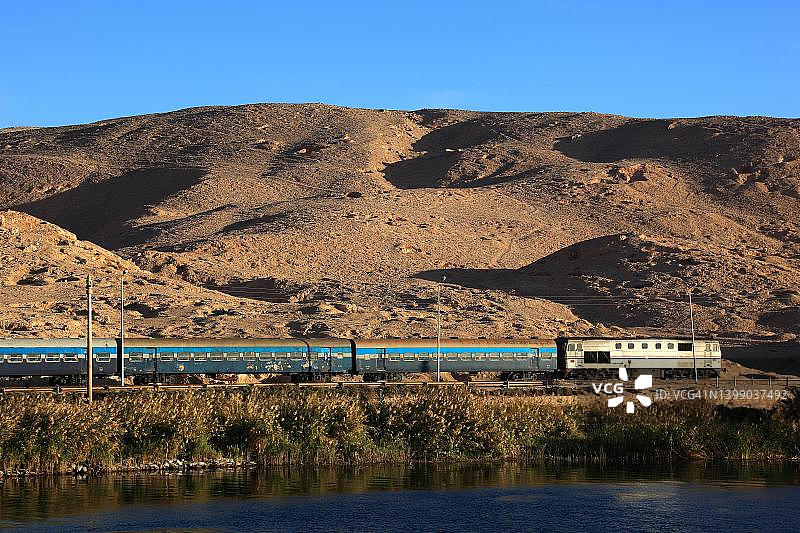 阿斯旺和伊斯纳之间的尼罗河风光图片素材