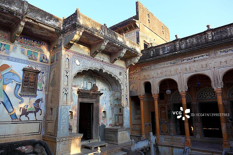 拉贾斯坦邦曼达瓦老城Snehi Ram Ladia Haveli的部分,Sneh Ram Ad A Haveli,带有彩绘外墙的庄园,印度北部,印度图片素材
