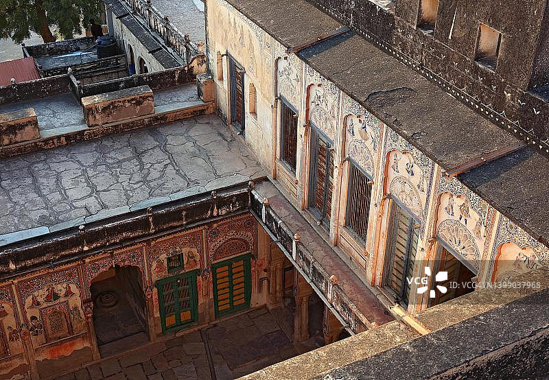 印度北部曼达瓦老城Snehi Ram Ladia Haveli的拉贾斯坦邦部分，Sneh Ram Ad A Haveli，彩绘外观图片素材