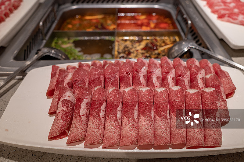 麻辣火锅旁的牛肉和猪肉片图片素材