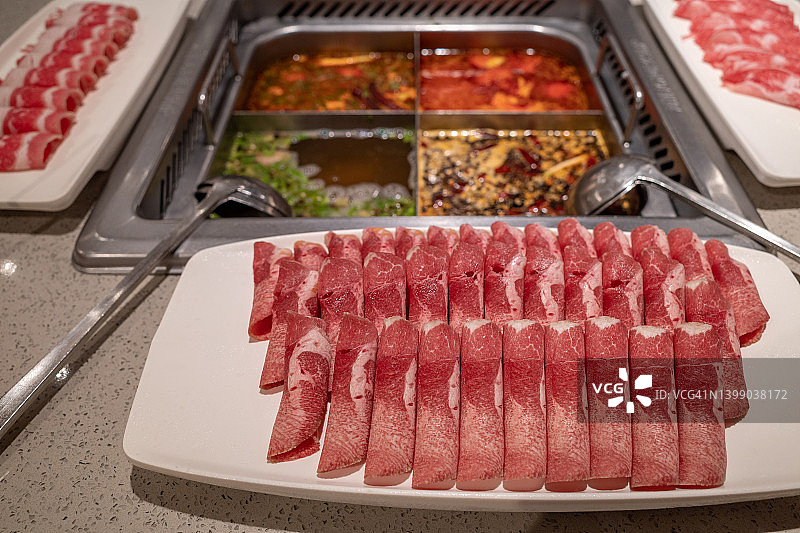 麻辣火锅旁的牛肉和猪肉片图片素材