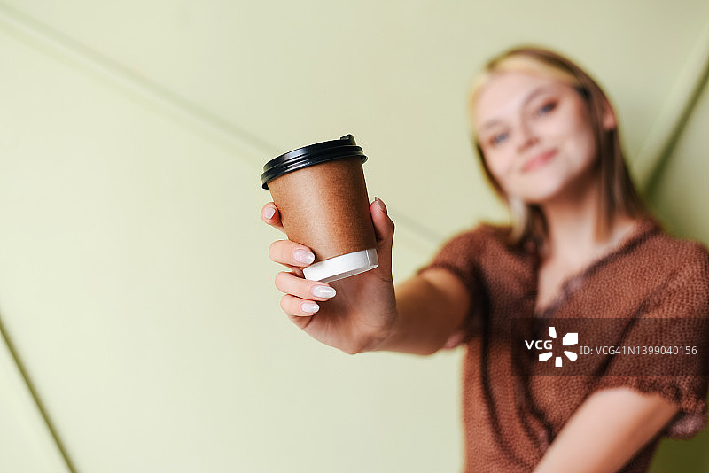 手持纸杯的金发美女：咖啡、卡布奇诺、拿铁、美式咖啡图片素材