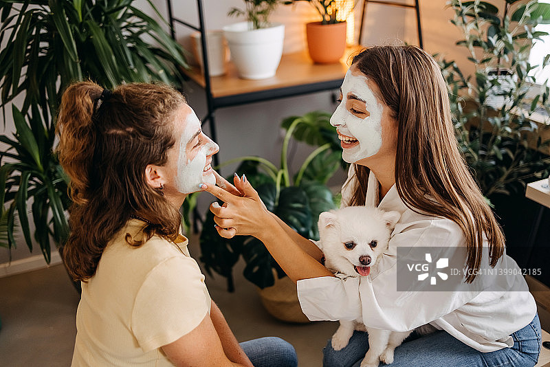 快乐的朋友们享受有趣的美容日图片素材