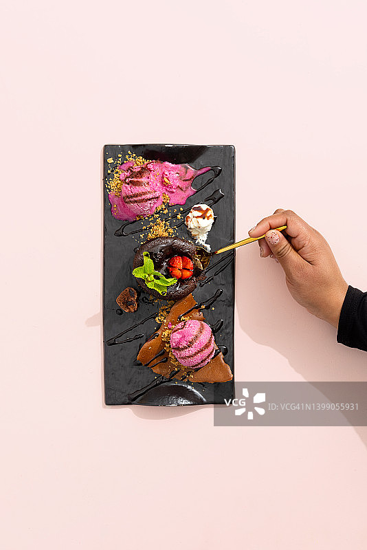 手伸向巧克力熔岩甜点图片素材