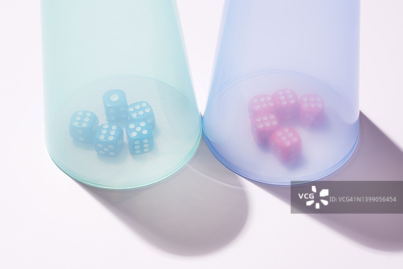 杯子覆盖的五个骰子图片素材