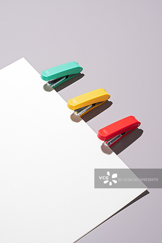 三个订书机一起装订文件图片素材