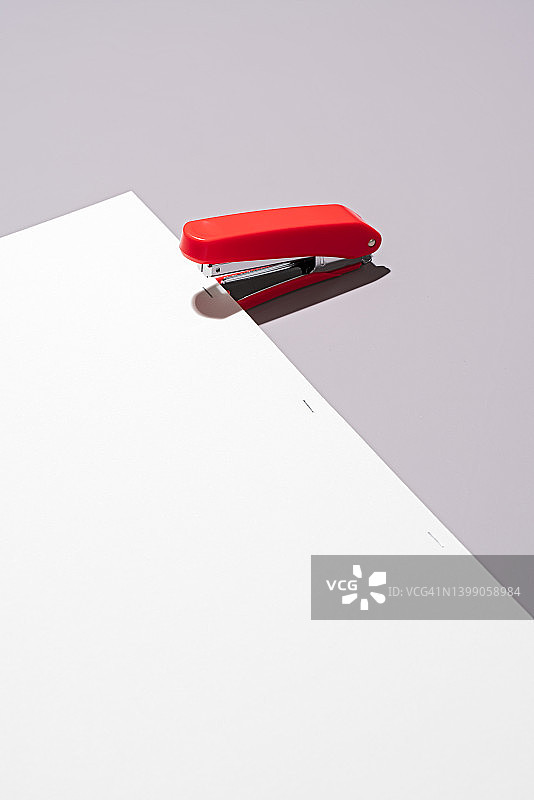 红色订书机装订文件图片素材