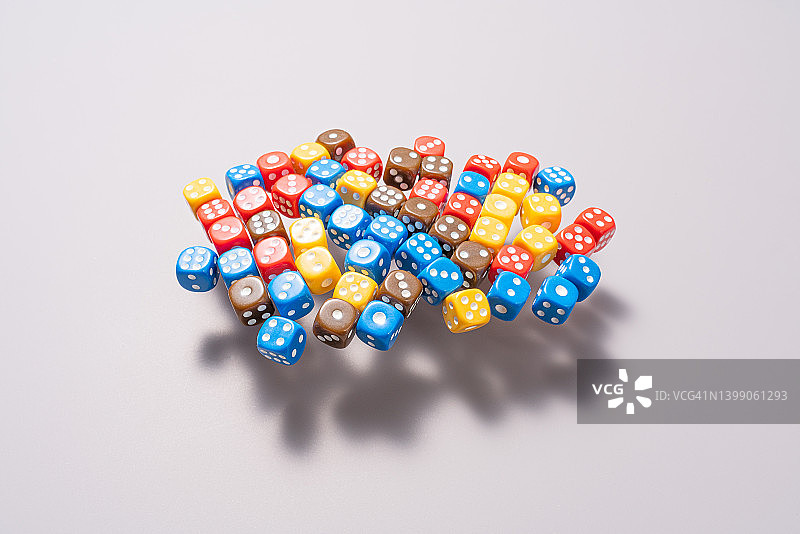 灰色背景上的彩色骰子图片素材