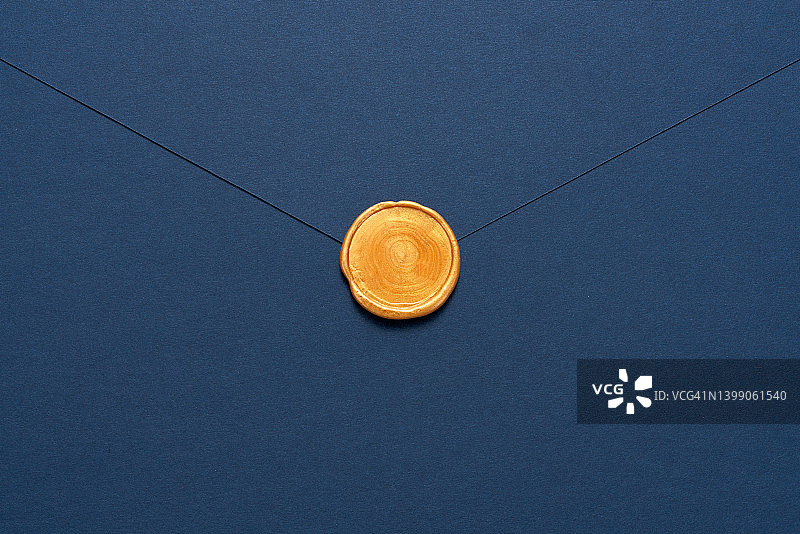 蓝色信封与金色火漆印章图片素材