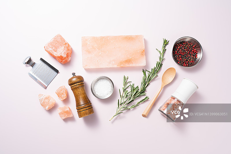 喜马拉雅盐、胡椒粒和迷迭香等粉色调味品图片素材