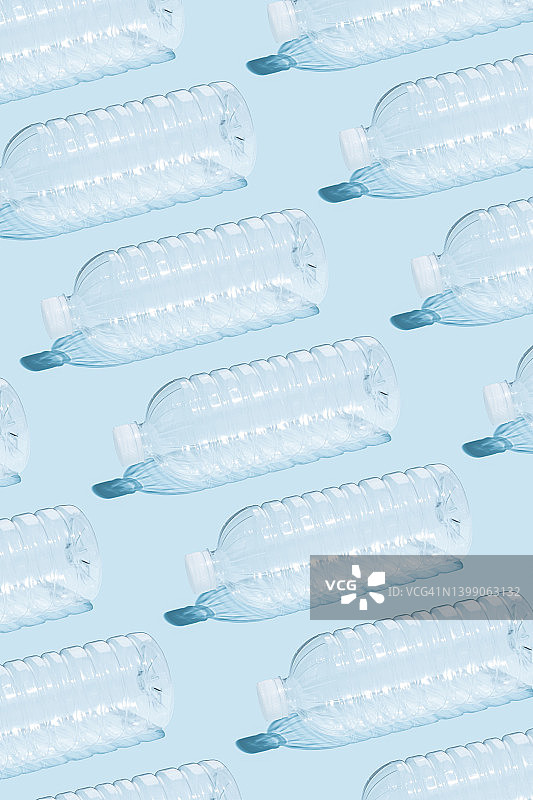 蓝色背景上的透明塑料瓶重复图案图片素材