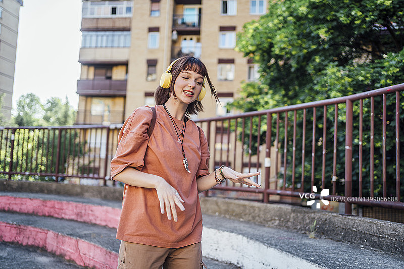 听音乐跳舞的女孩图片素材