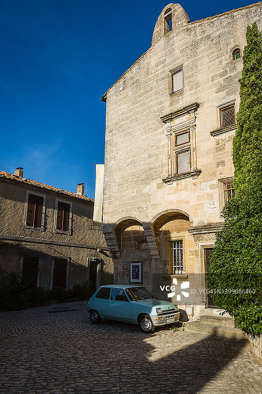 法国普罗旺斯博aux-de-Provence镇中心的旧雷诺5汽车图片素材
