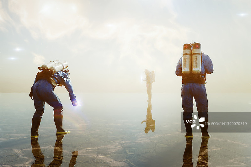 身穿防护服的男人捡起超自然物品图片素材