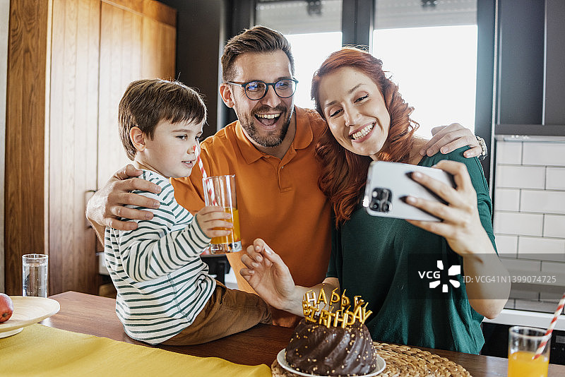 幸福家庭自拍庆祝生日图片素材