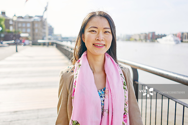 年轻女人在水边行走图片素材