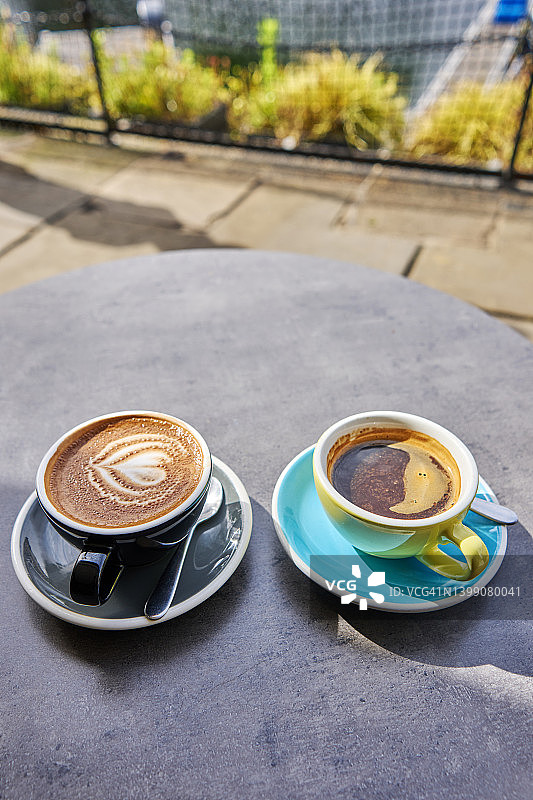 桌子上的两杯咖啡图片素材