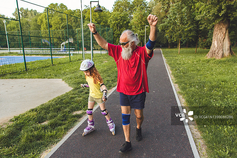爷爷和孙女在公园里共度美好时光图片素材