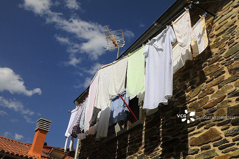 居民楼窗外晾晒的衣物图片素材