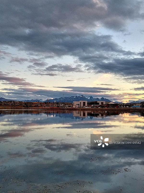 乌斯怀亚的比格尔海峡和船只风光图片素材
