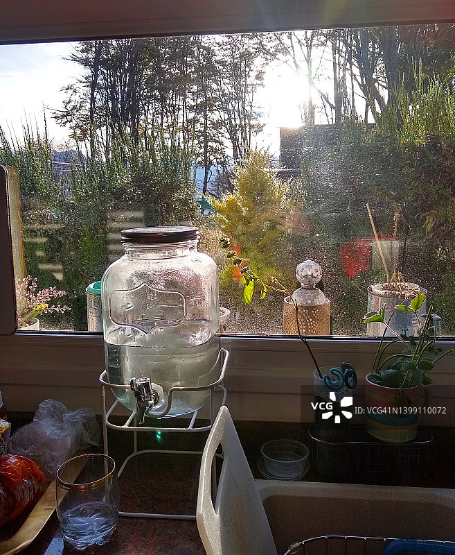 从窗口看到的乌斯怀亚景色图片素材