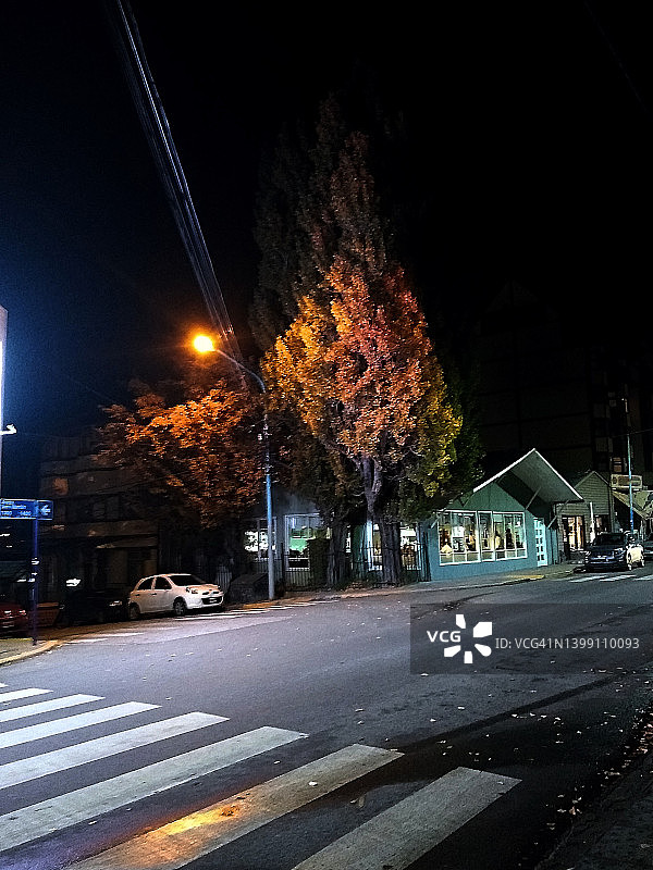 夜晚的乌斯怀亚景色，这座城市在阿根廷巴塔哥尼亚被称为“世界尽头”图片素材