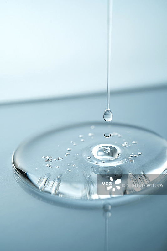 蓝色背景上的水、油或其他适用液体图片素材