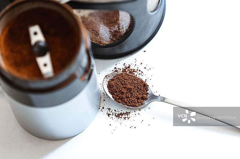 咖啡压滤壶和咖啡研磨机，配有机阿拉比卡咖啡豆图片素材