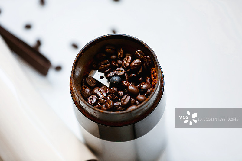 电动咖啡研磨机与烘焙的阿拉比卡咖啡豆图片素材