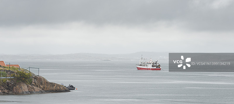 红色拖网渔船图片素材