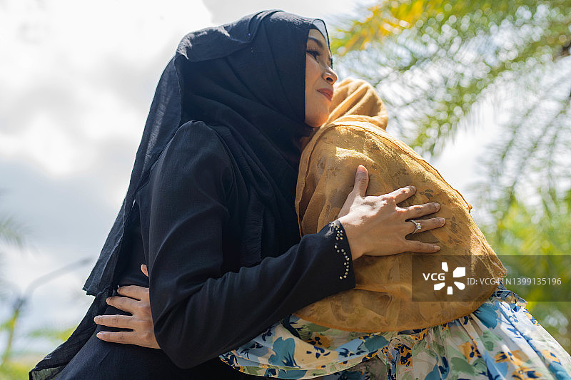 亚洲穆斯林妇女高兴地微笑问候图片素材