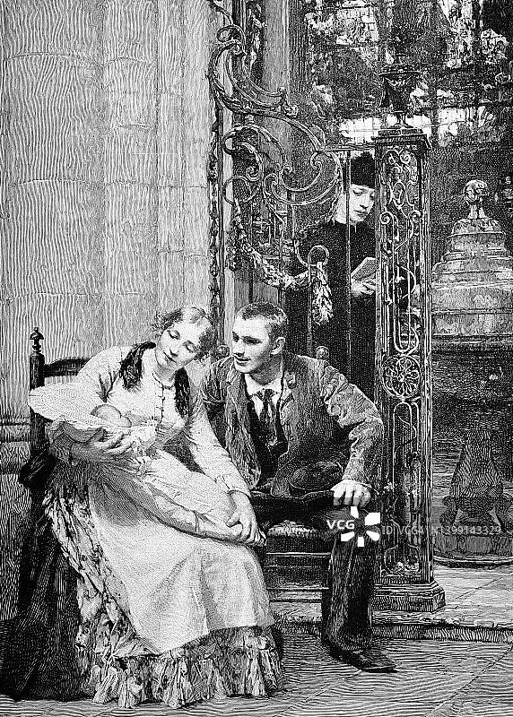 受洗后坐在教堂里的幸福夫妇和婴儿，牧师在他们身后图片素材