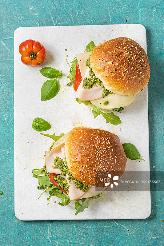 两份配有火腿芝麻菜和香蒜酱的三明治图片素材