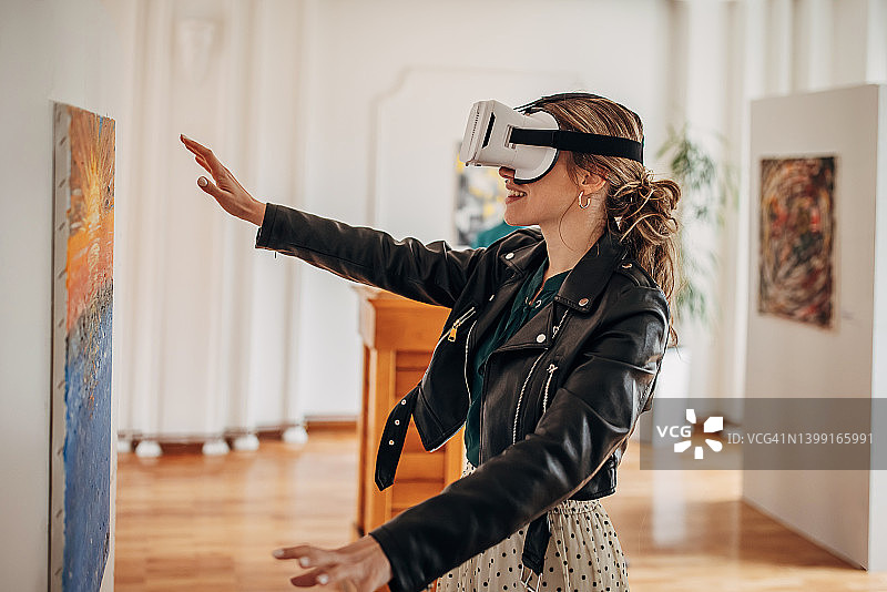 艺术画廊中的VR体验图片素材