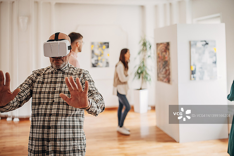 艺术画廊中的VR体验图片素材