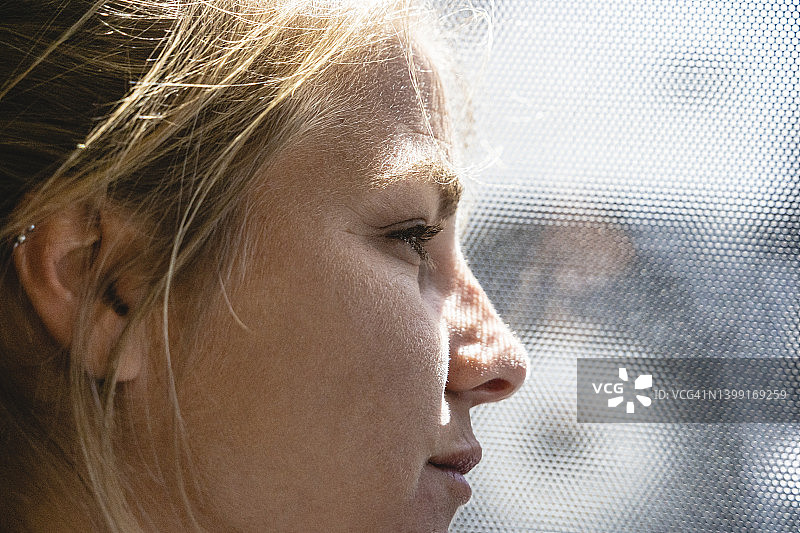 车内沉思的金发女子侧写图片素材