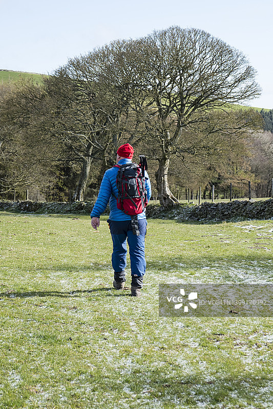 徒步穿越威尔士Offa堤坝的男子图片素材