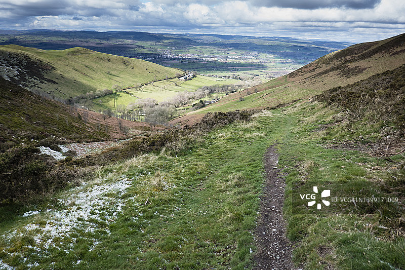 Foel Fenlli山坡上的小路；图片拍摄于英国威尔士登比郡克莱德盖特和博德法里之间的奥法堤和克鲁伊迪安路国家步道上，三月图片素材