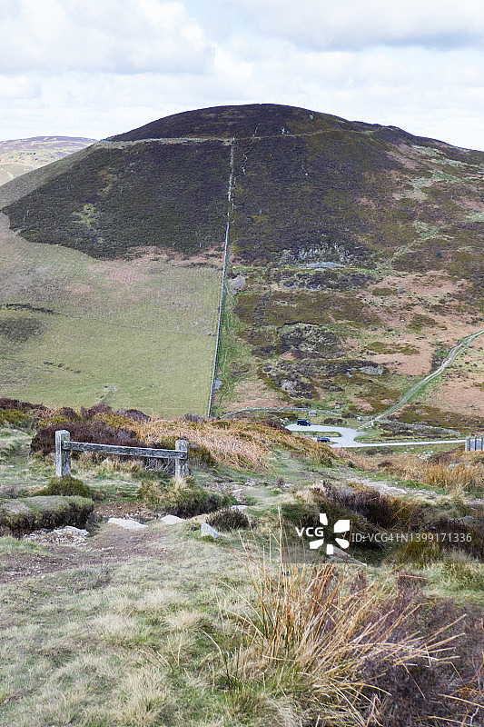 英国威尔士登比郡：青铜时代山堡遗址亚瑟山景色图片素材
