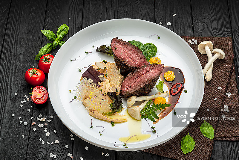 沙拉和鹰嘴豆泥小牛肉图片素材