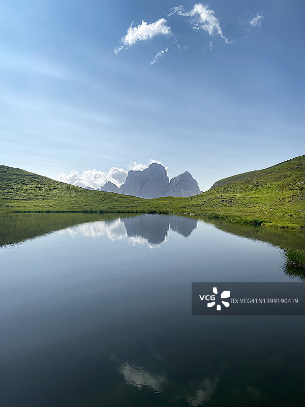 佩尔莫山壮丽倒影，意大利贝卢诺山区湖泊图片素材